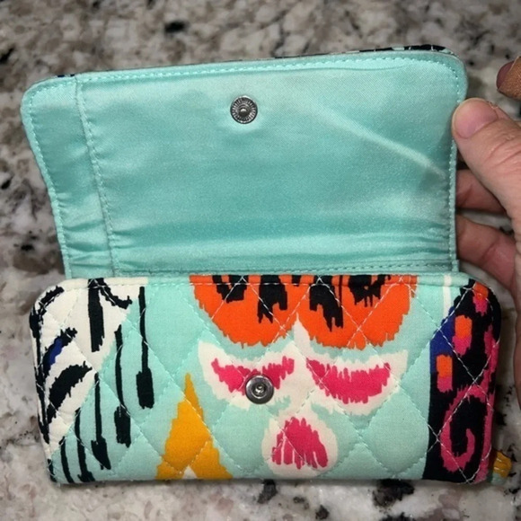 VERA BRADLEY Trifold Wristlet 2 for $22‎ ❇️ - Picture 3 of 7